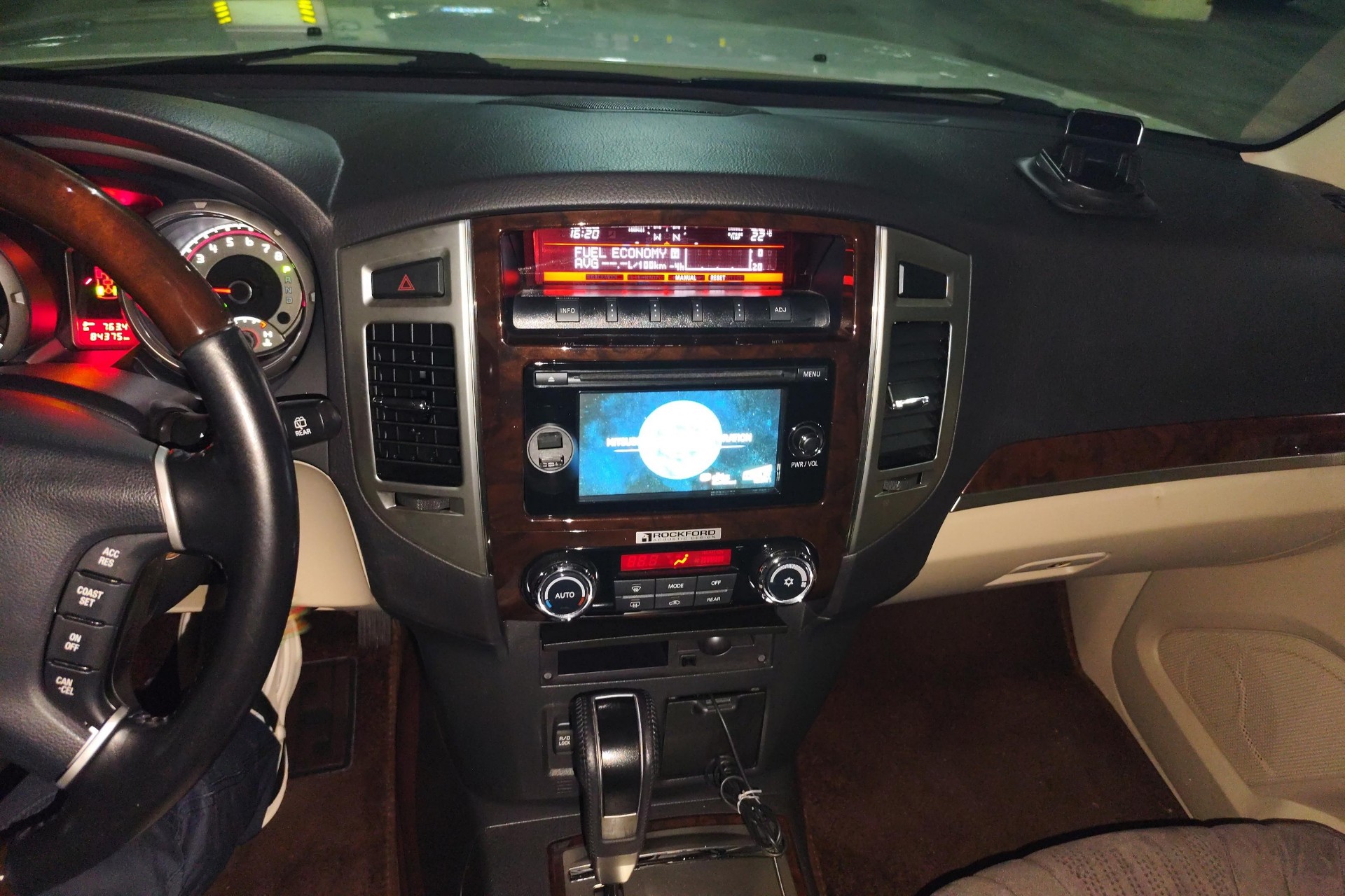 Mitsubishi Pajero 2017 3.8 Middle East Version