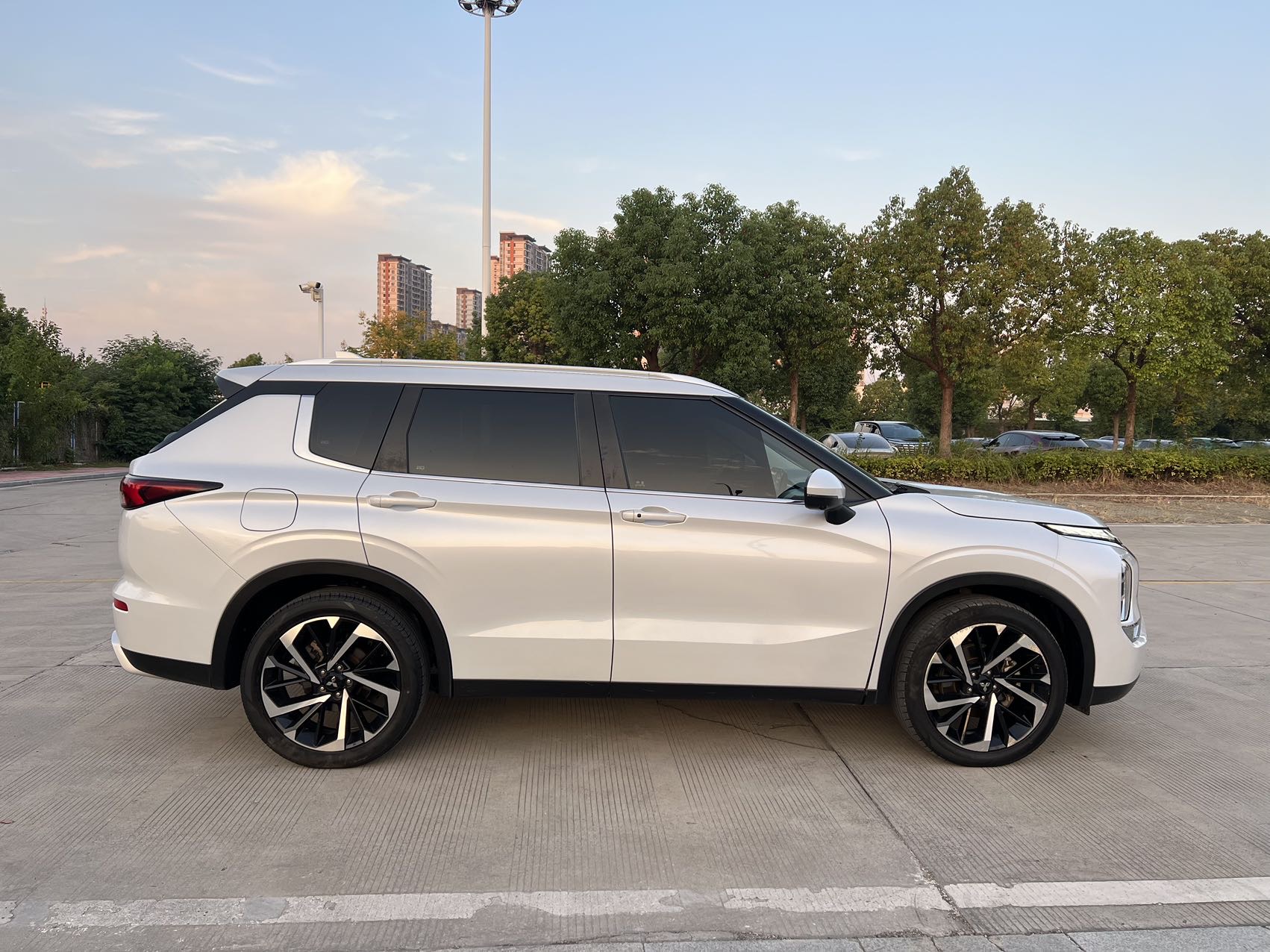 Mitsubishi Outlander 2023 48V 1.5T CVT AWD Premium 5-Seater