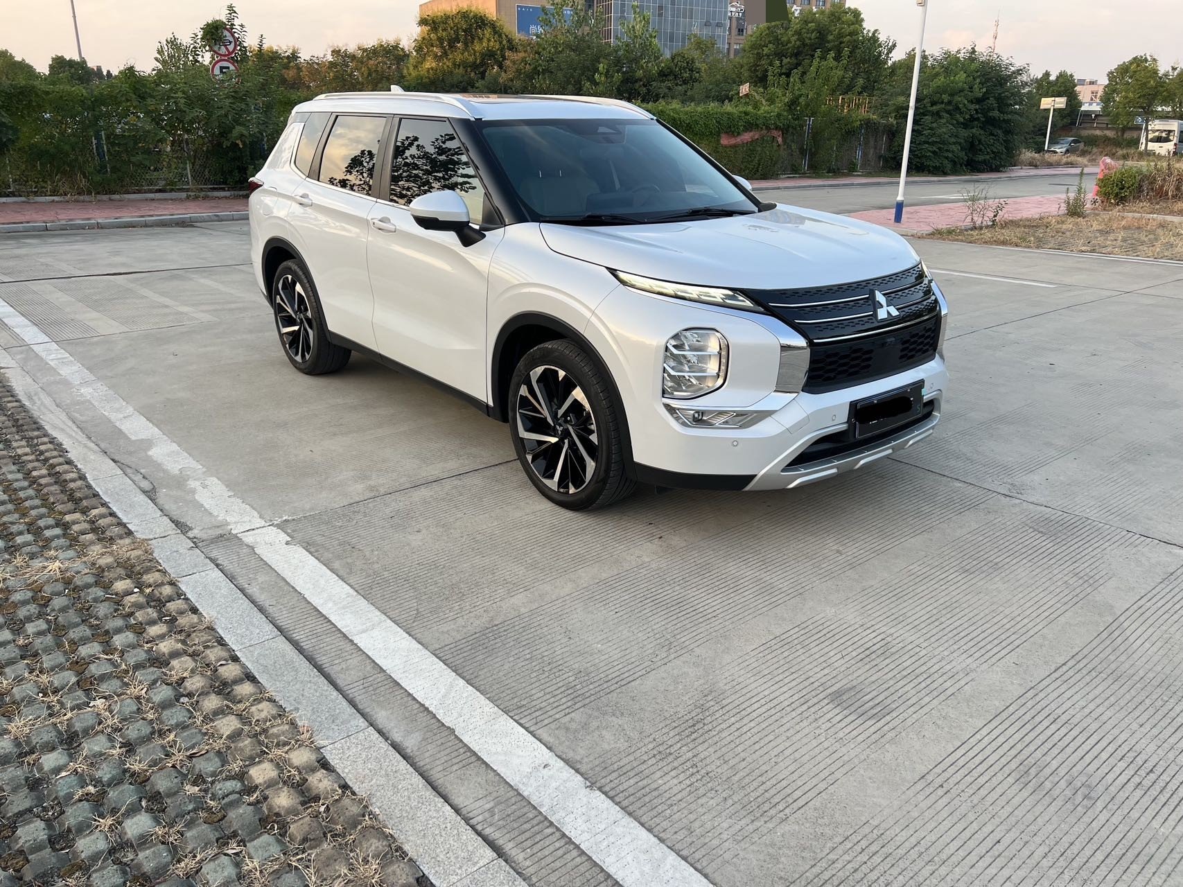 Mitsubishi Outlander 2023 48V 1.5T CVT AWD Premium 5-Seater
