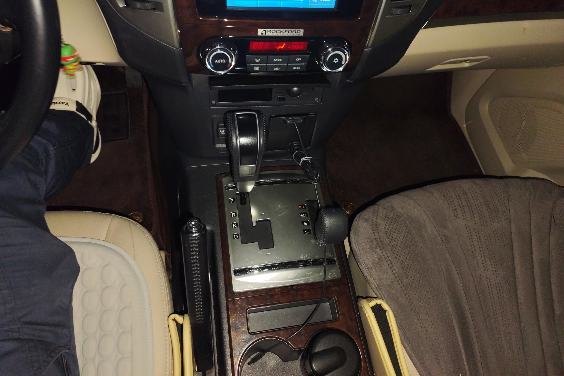 Mitsubishi Pajero 2017 3.8 Middle East Version