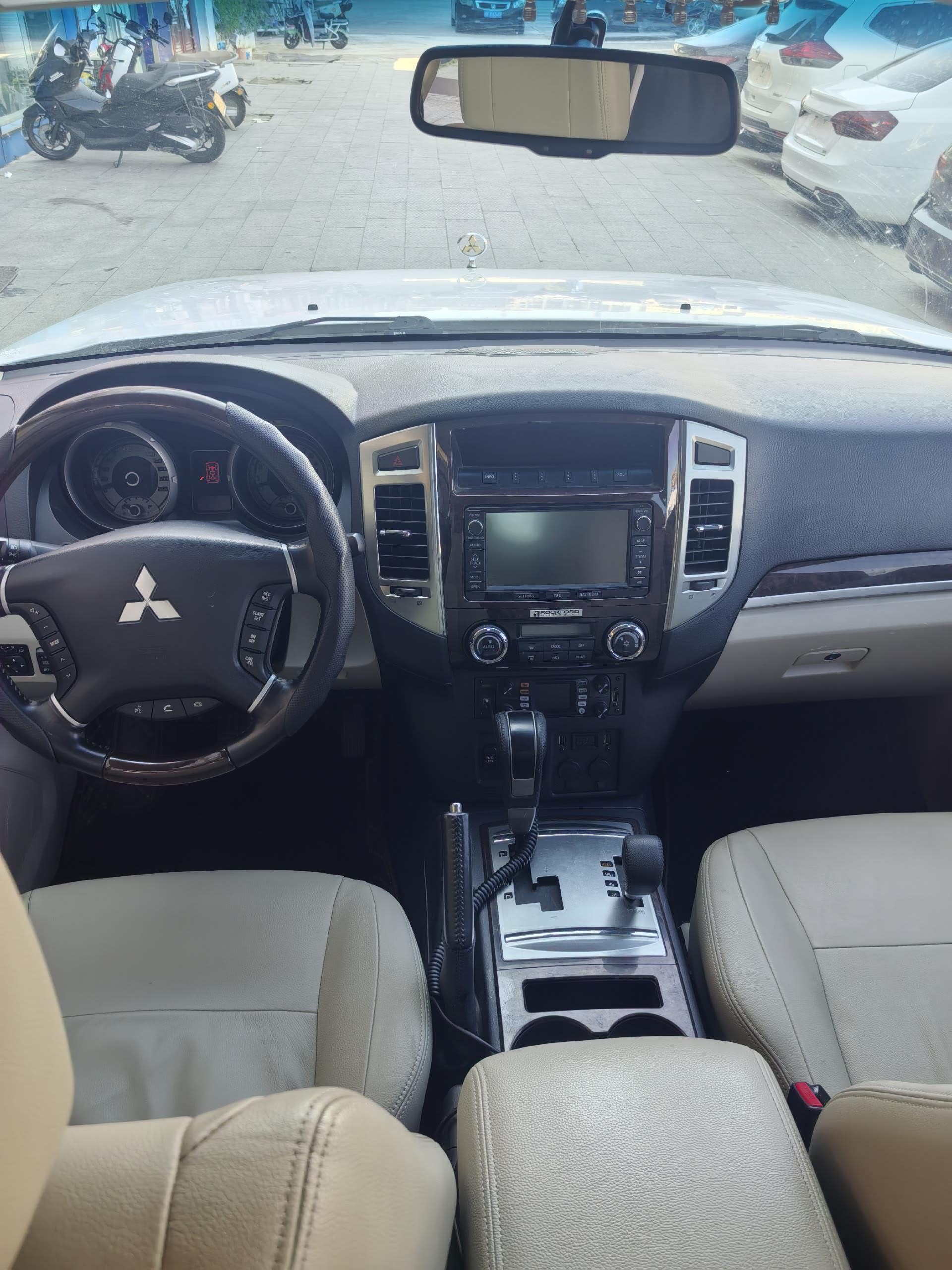 Mitsubishi Pajero 2017 3.8 Middle East Version