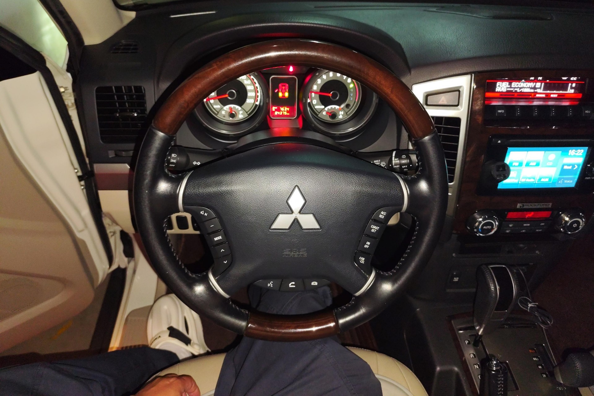 Mitsubishi Pajero 2017 3.8 Middle East Version