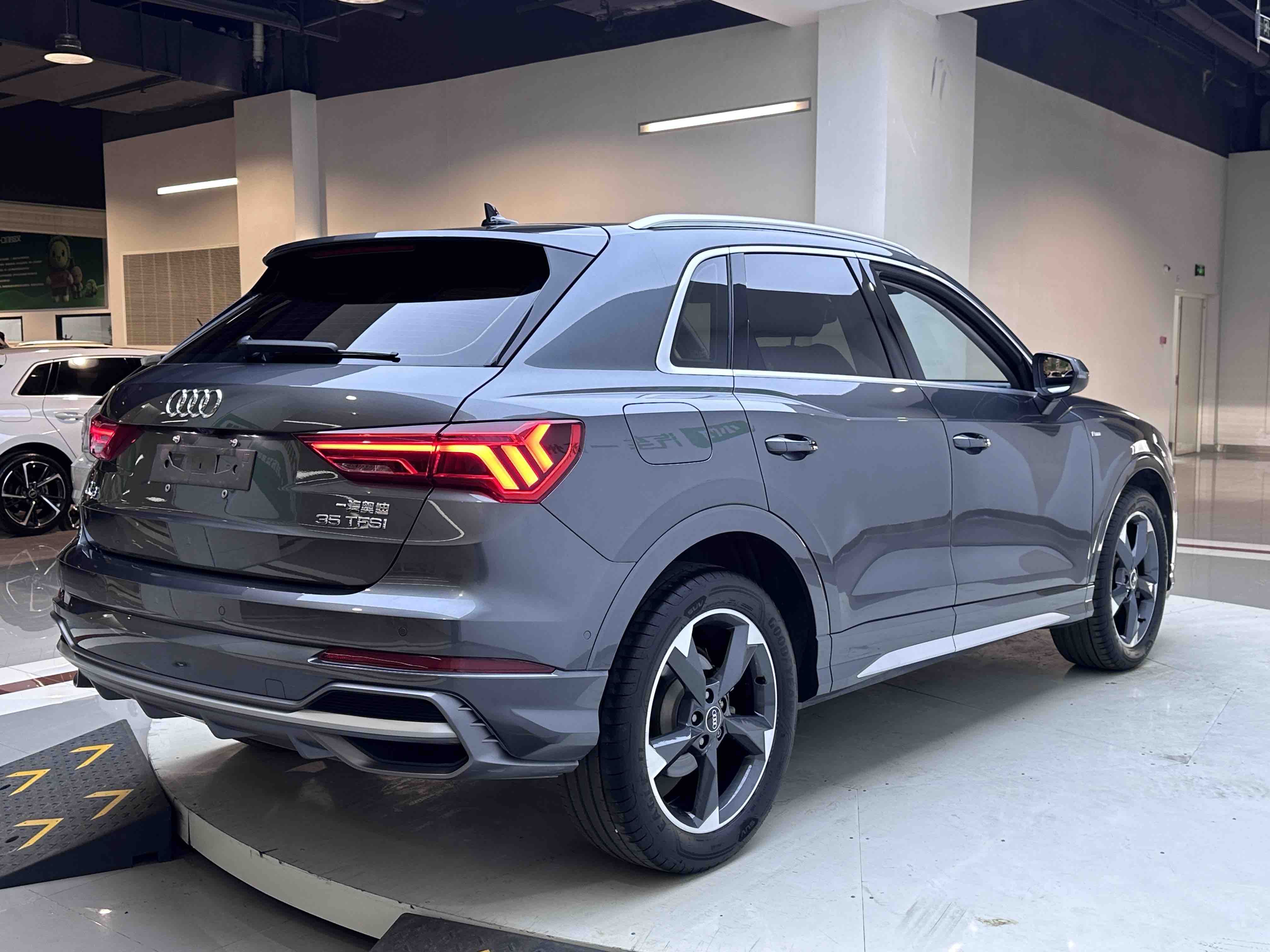Audi 2022 Q3 35 TFSI